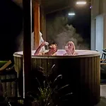Maciejowe Wzgorze Z Dwoma Niezaleznymi Apartamentami Ze - Sauna, Jacuzzi, Teznia, Izba Solna I Solankowa, Balia Na Wylacznosc Z Hydromasazami דירה