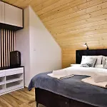 Maciejowe Wzgorze Z Dwoma Niezaleznymi Apartamentami Ze - Sauna, Jacuzzi, Teznia, Izba Solna I Solankowa, Balia Na Wylacznosc Z Hydromasazami דירה *
