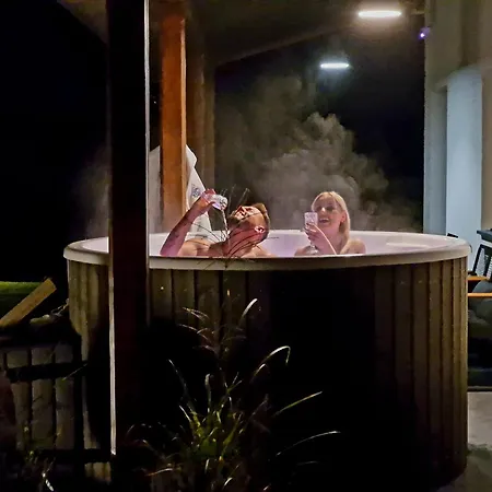Maciejowe Wzgorze Z Dwoma Niezaleznymi Apartamentami Ze - Sauna, Jacuzzi, Teznia, Izba Solna I Solankowa, Balia Na Wylacznosc Z Hydromasazami 公寓